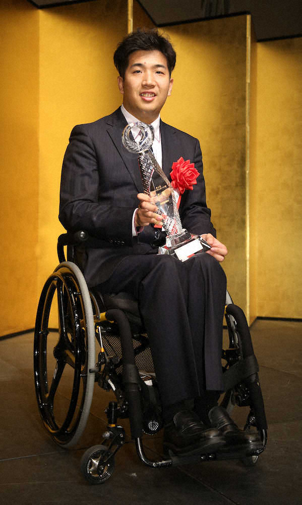 日本パラスポーツ賞大賞を受賞し、トロフィーを手に笑顔の陸上・佐藤友祈（撮影・吉田　剛）