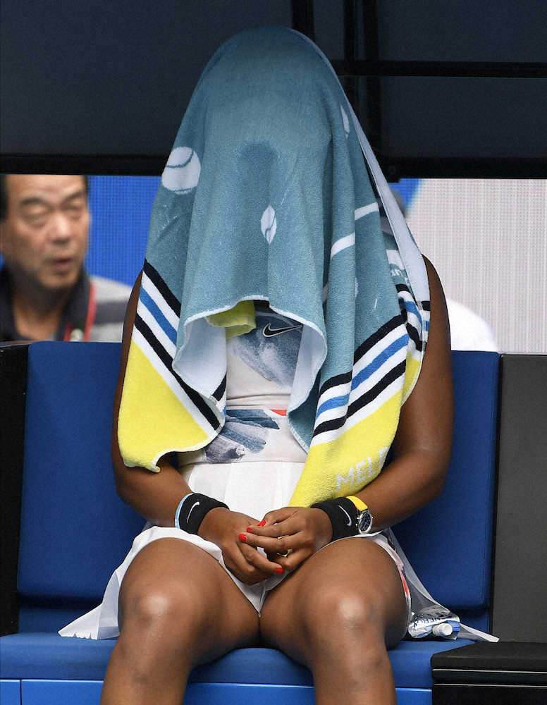 ＜全豪オープン　女子シングルス2回戦＞ブレーク中に頭からタオルを被る大坂なおみ（AP）