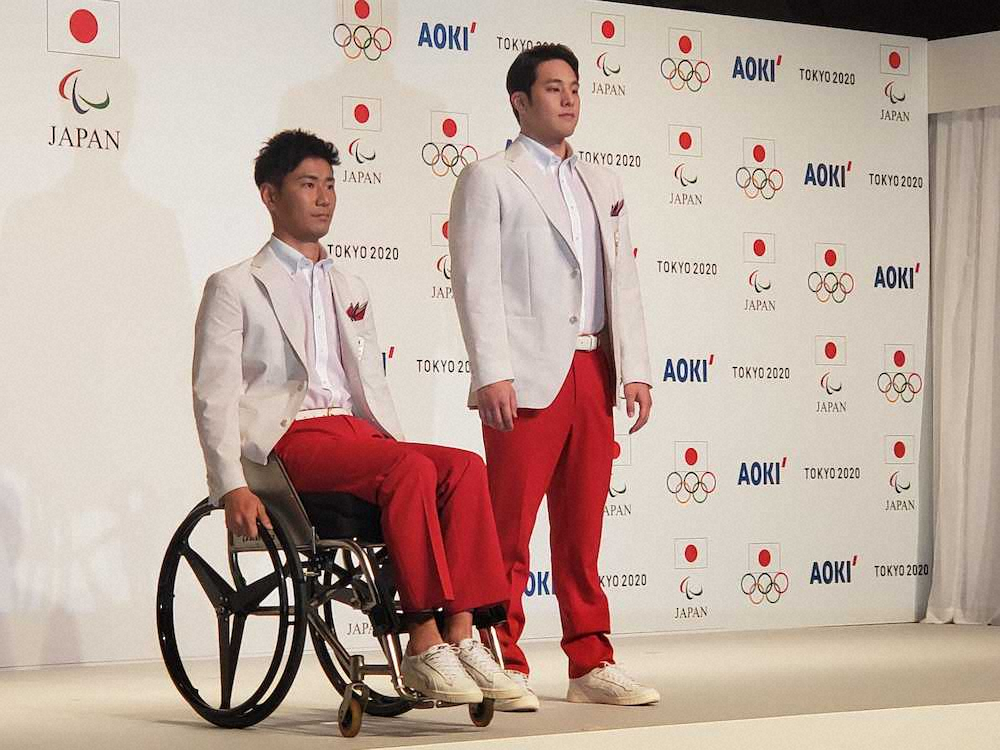 東京五輪・パラリンピック選手団の開会式用公式服装を着用した瀬戸大也（右）と上山友裕