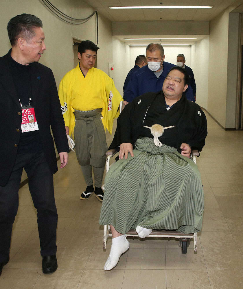 元・魁皇の浅香山審判、力士落下し負傷「右股関節の捻挫」で全治約1週間