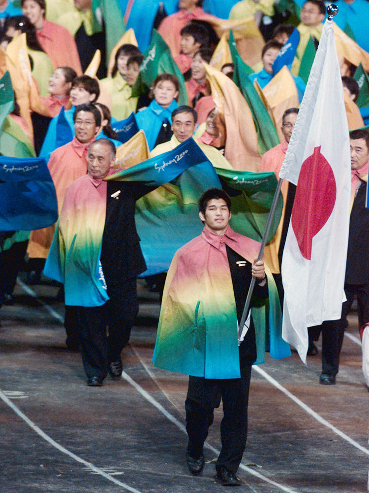 00年シドニー五輪で「虹色マント」を着用し開会式で入場行進する日本選手団