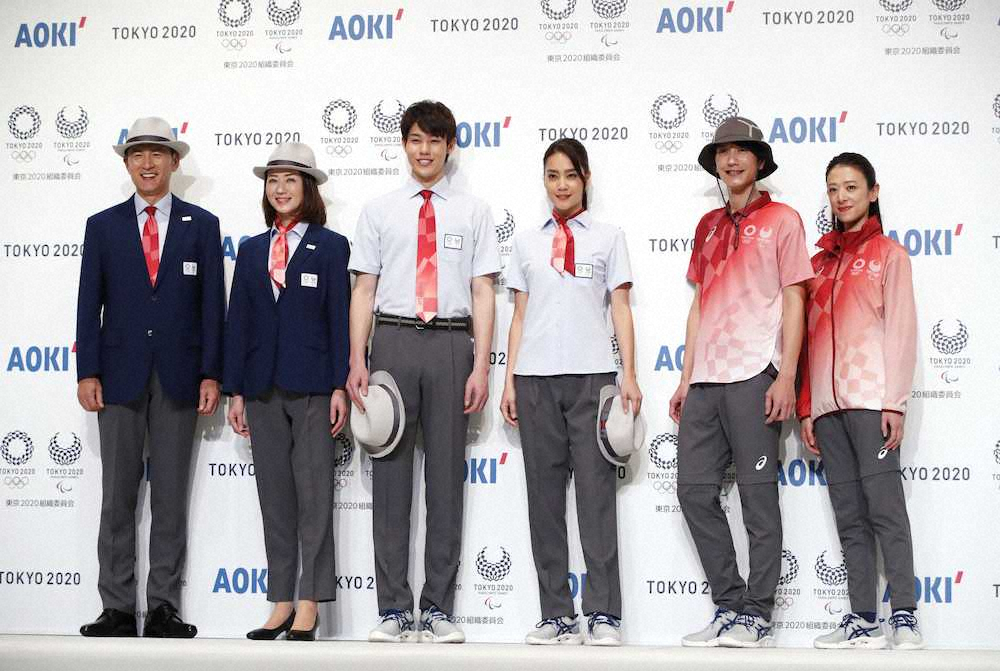 東京五輪・パラリンピックの公式服装発表でお披露目された、審判員などの競技役員が着る紺のジャケット（左）や紅色のシャツなど