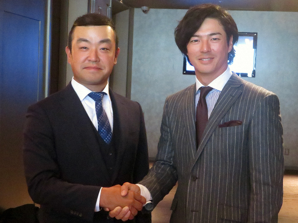 新たに選手会長に就任した時松隆光(左)と前会長の石川遼