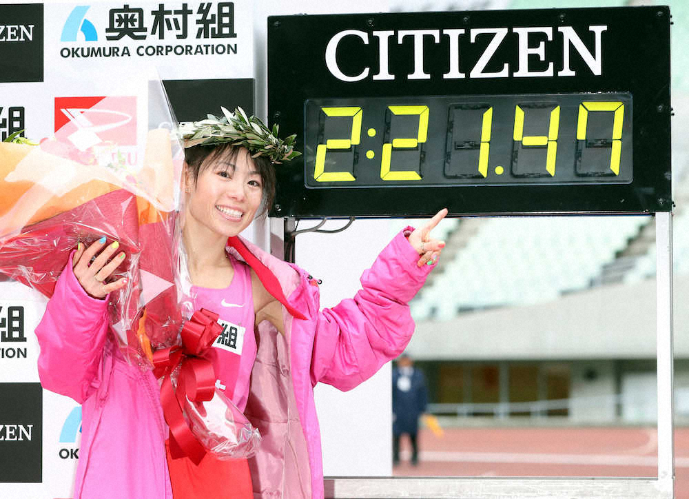 ＜大阪国際女子マラソン＞優勝タイムが表示された時計を笑顔で指さす松田瑞生（撮影・北條　貴史）