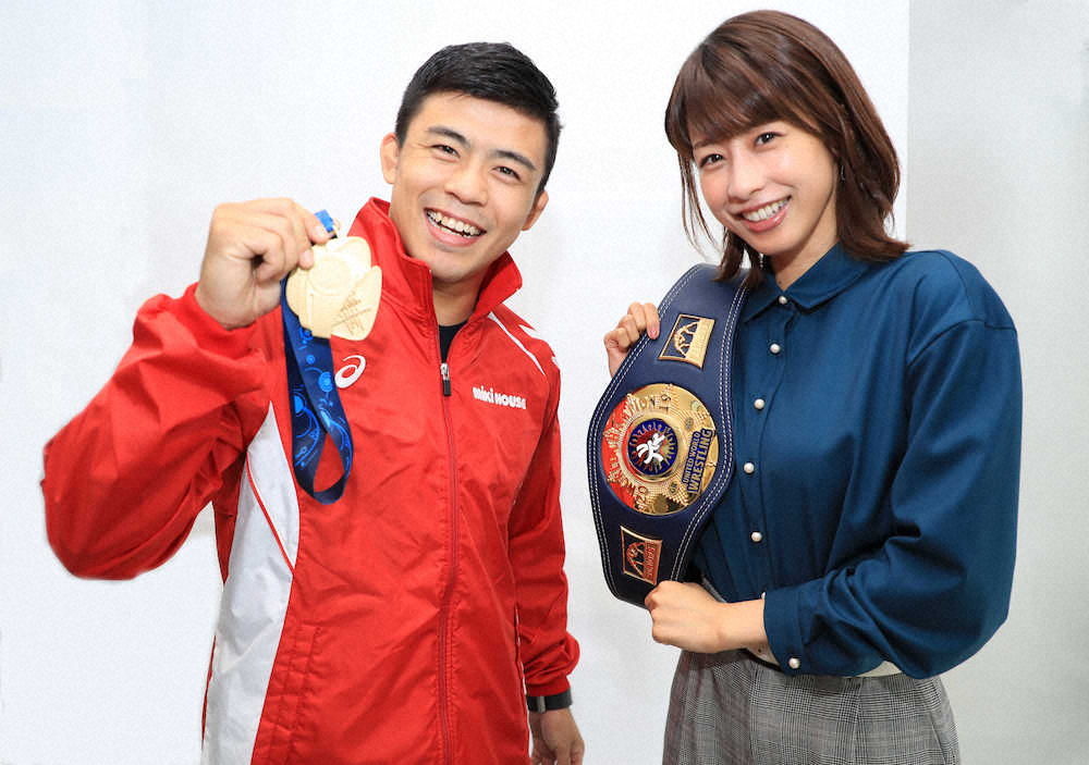 世界選手権優勝のベルトとメダルを持つ文田（左）と加藤綾子（撮影・篠原岳夫）