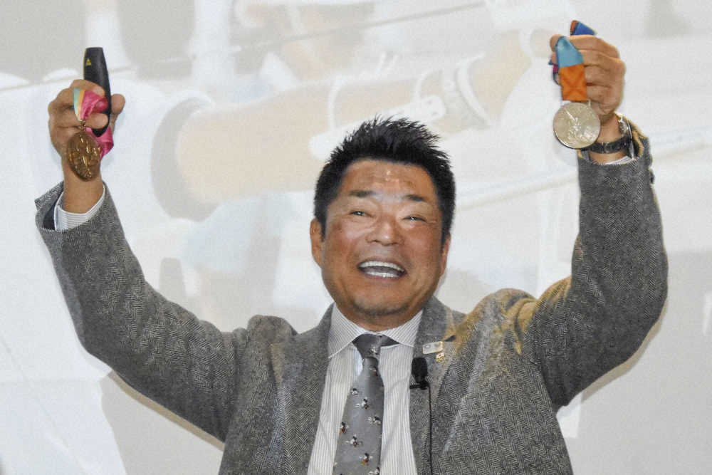 東京都のPRイベントで、五輪で獲得したメダルを披露するアーチェリー男子の山本博