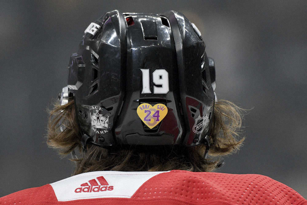NHLキングスのFWアレックス・イアファロのヘルメットに張られたブライアント氏を追悼するシール（AP）