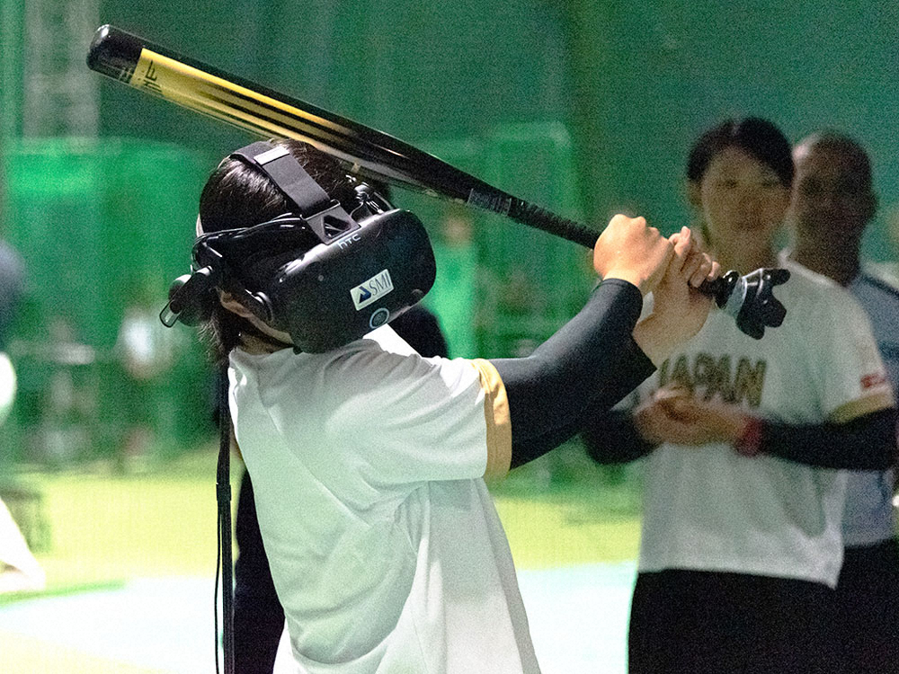 VRを体験するソフトボール女子日本代表。グラウンドではなく研究室でスイング（NTT 柏野多様脳特別研究室提供）