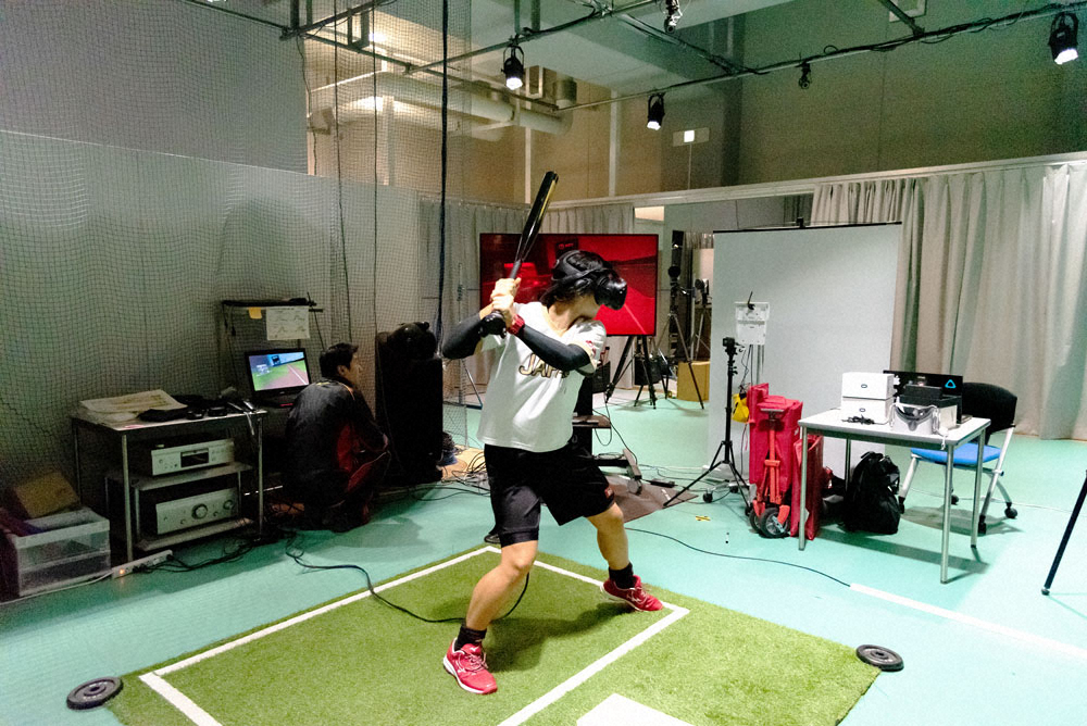 VRを体験するソフトボール女子日本代表。グラウンドではなく研究室でスイング（NTT 柏野多様脳特別研究室提供）