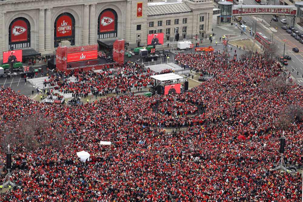 NFL王者のチーフスが優勝パレード　カンザスシティーが熱狂　数十万人が集結