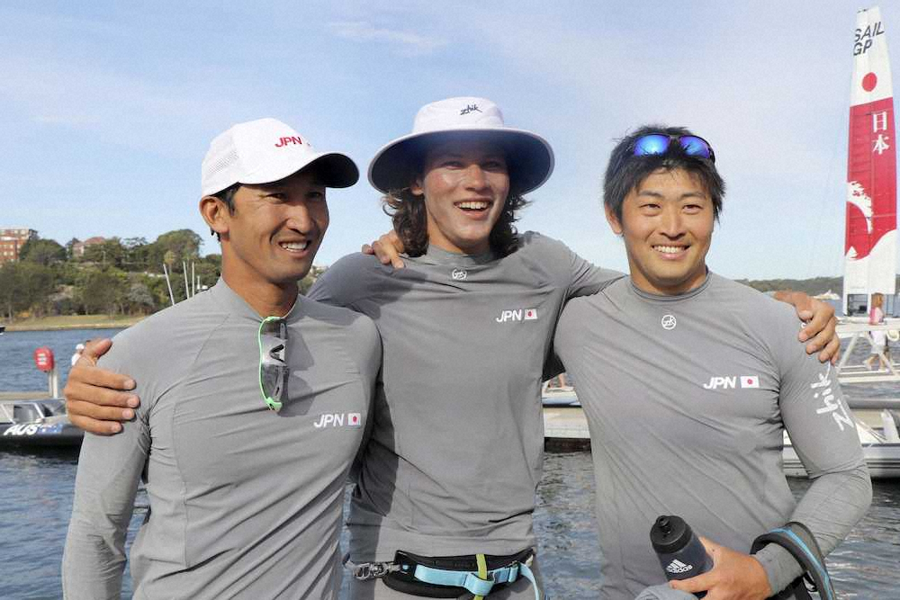 マッチレースを終え、笑顔で写真撮影に応じる日本の（左から）吉田雄悟、高橋レオ、笠谷勇希