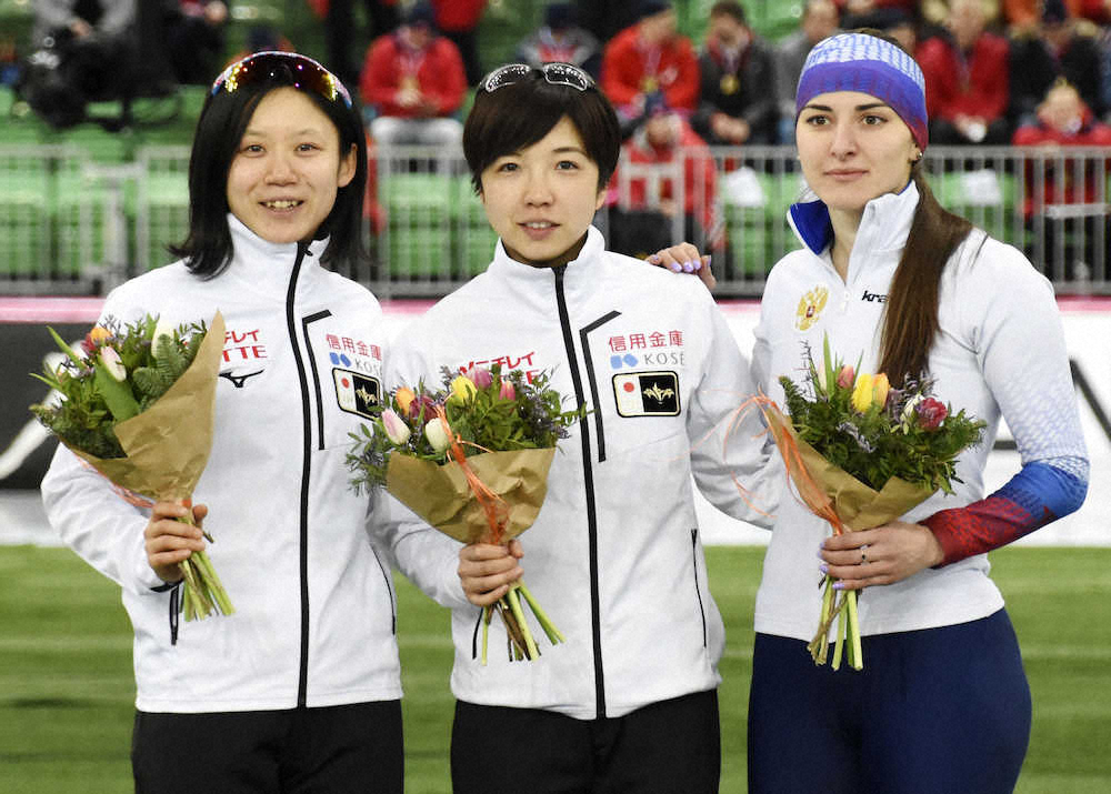 女子500メートル2回目の表彰式で笑顔の（左から）高木美帆、小平奈緒