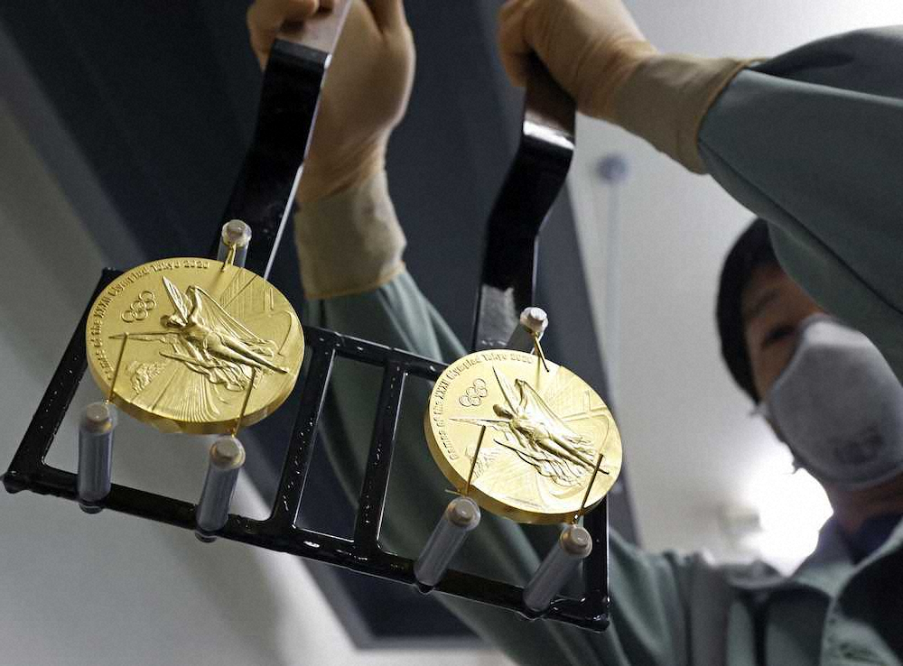 五輪・パラメダル製造大詰め　コロナウイルス影響も「予定通り開かれると信じるしかない」