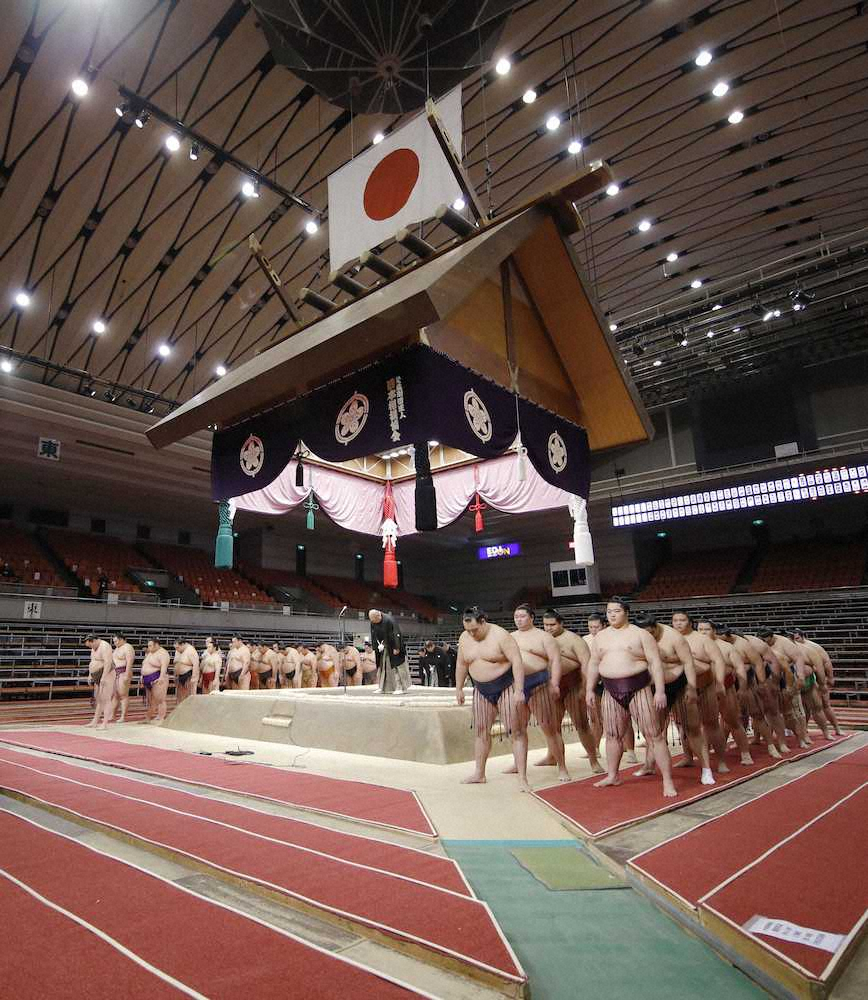 史上初の無観客開催となった大相撲春場所で、協会あいさつに臨む力士ら