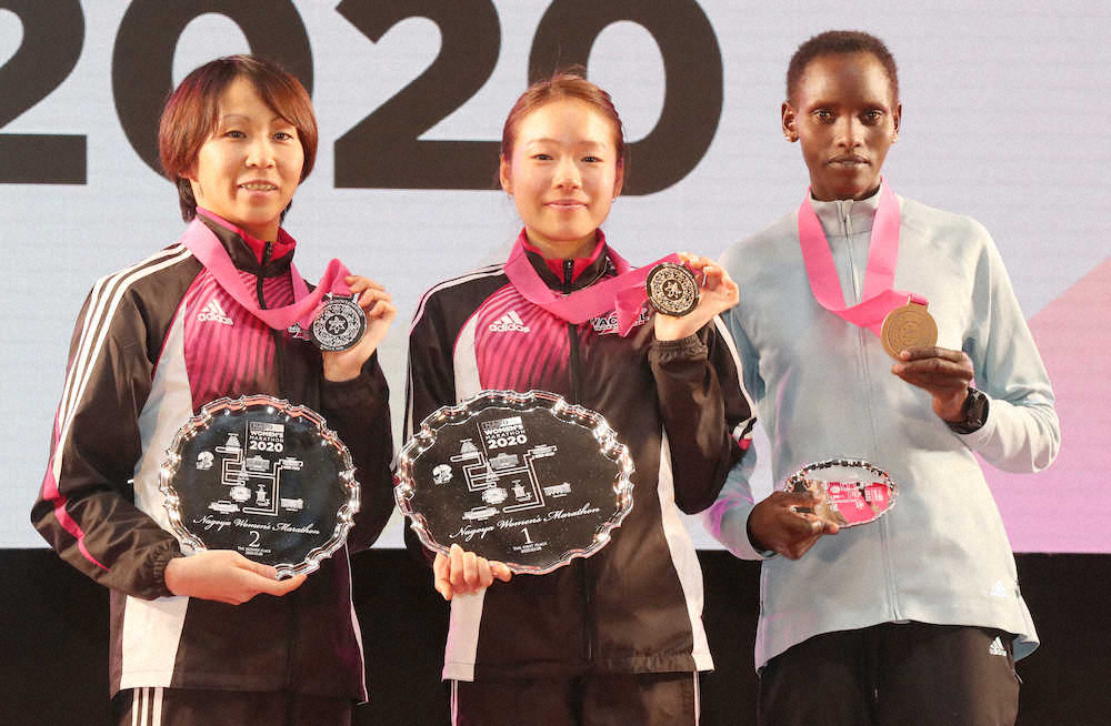 ＜名古屋ウィメンズマラソン＞表彰式でメダルを手にポーズを決める（左から）安藤友香、一山麻緒、ピュアリティー・リオノリボ（撮影・椎名　航）