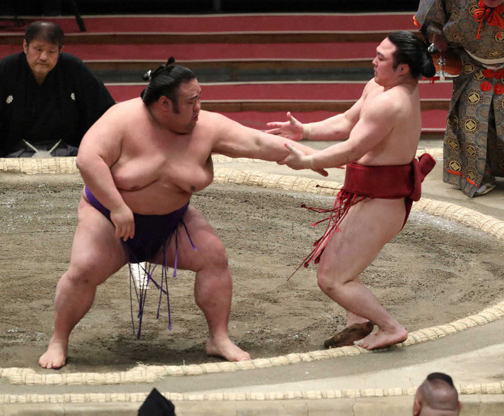 大相撲春場所6日目、貴景勝（左）は突き出しで炎鵬を破る　（撮影・奥　調）
