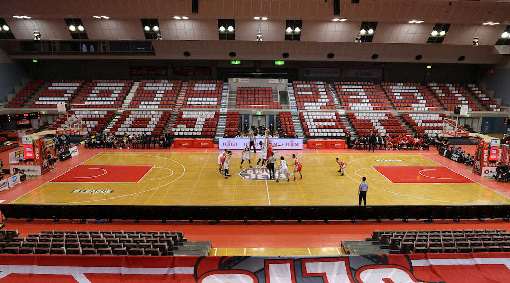 【画像・写真】＜Bリーグ　千葉・栃木＞「コロナニショウリ！GOJETS」のメッセージが無観客のスタンドに描かれる（撮影・小海途　良幹）