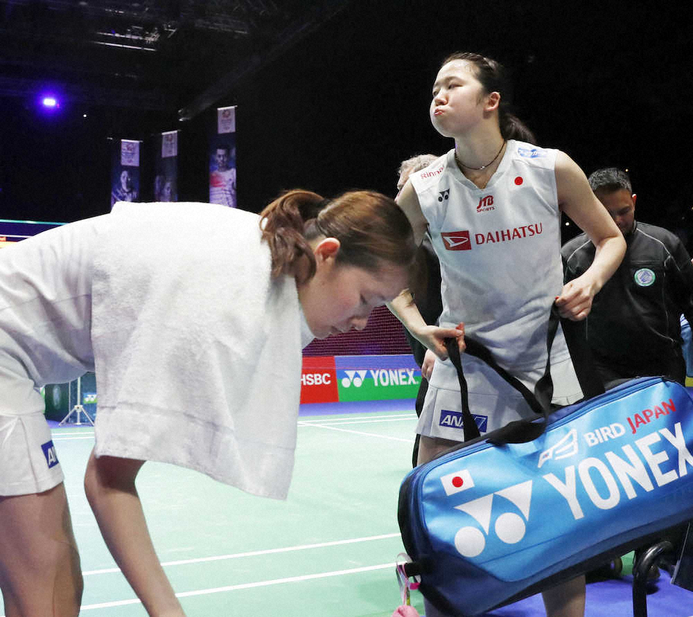 【画像・写真】女子ダブルス準々決勝で中国ペアに敗れ引き揚げる永原（右）、松本組