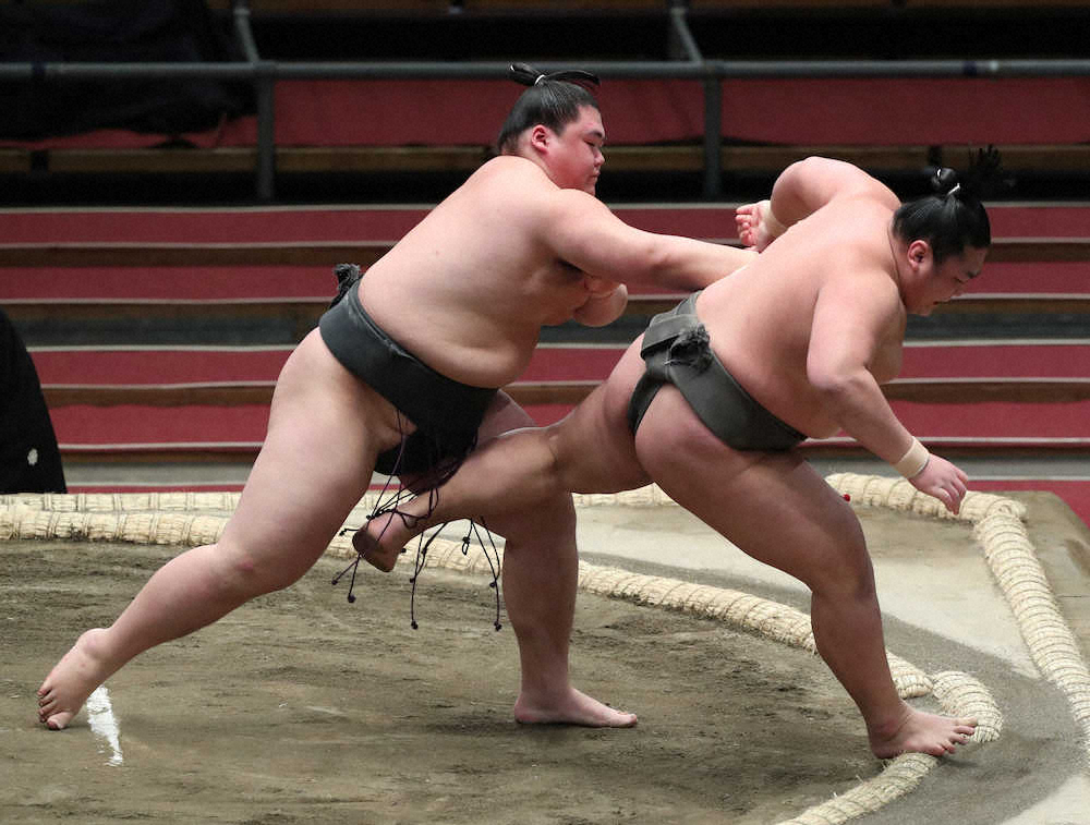 大相撲春場所8日目、納谷（左）は押し倒しで王輝を破る　（撮影・奥　調）