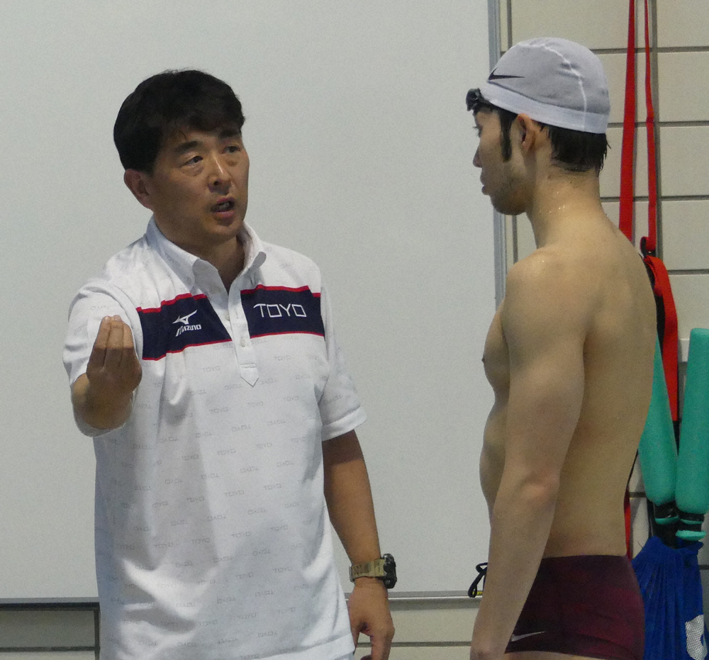 平井コーチ（左）に指導を受ける萩野