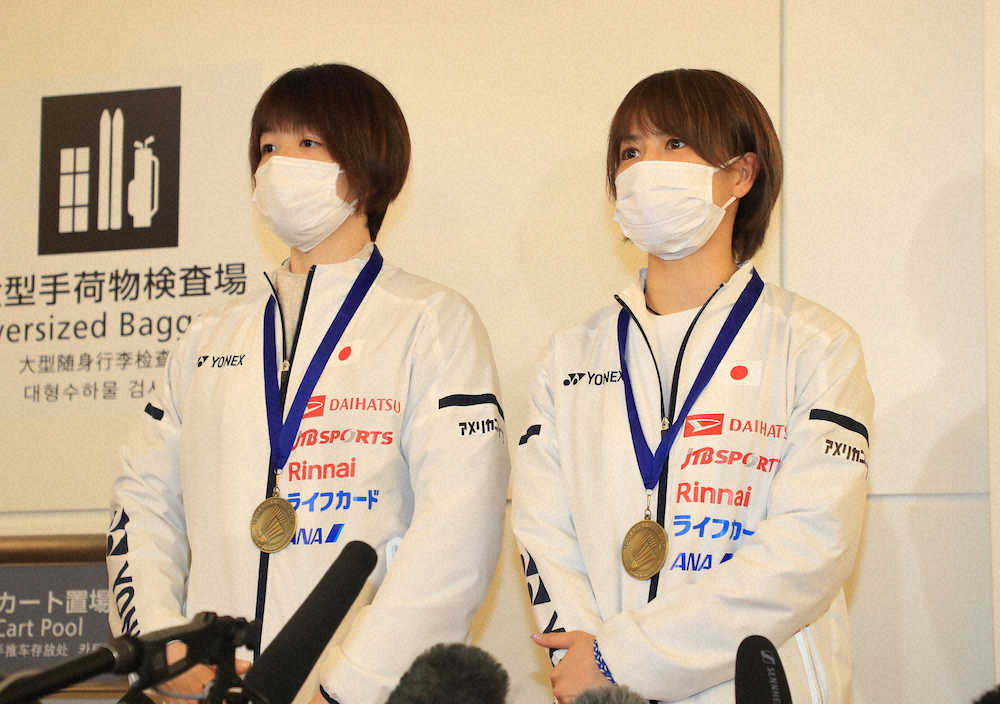 ＜バドミントン日本代表帰国＞マスク姿で報道陣に対応する福島（右）と広田（撮影・吉田　剛）