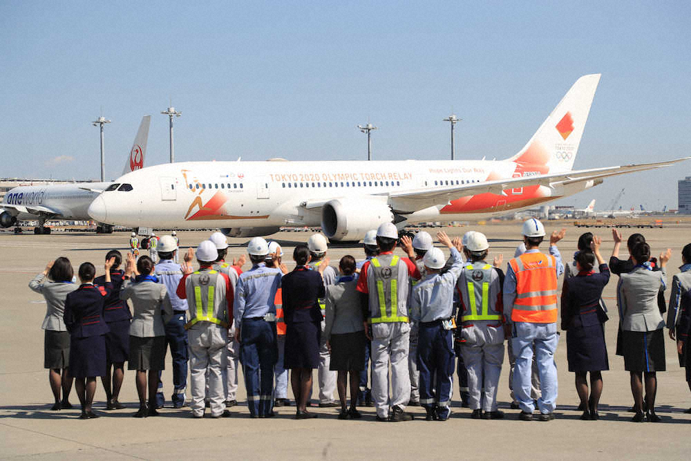 【画像・写真】聖火“お迎え機”出発　森会長に代わり井本直歩子さんが引き継ぎ式参加