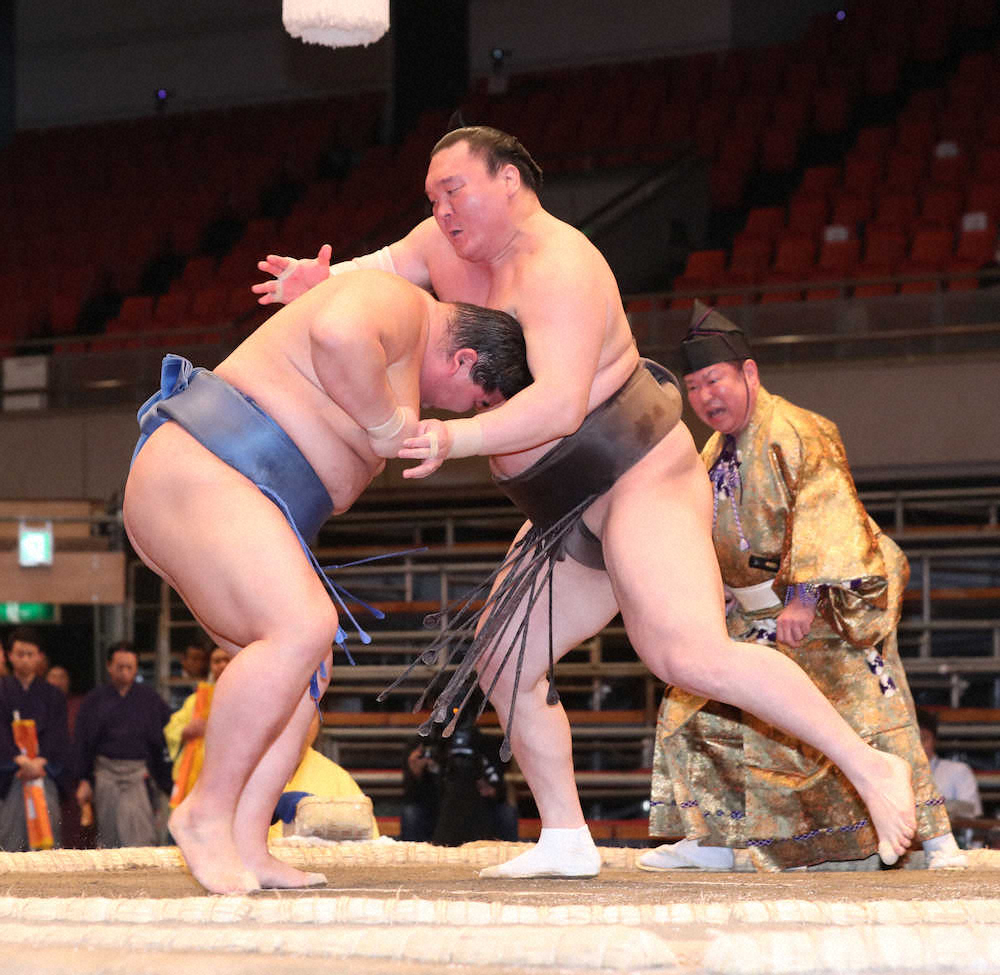 【画像・写真】＜大相撲春場所12日目＞正代（左）に寄り切りで敗れた白鵬（撮影・坂田　高浩）　