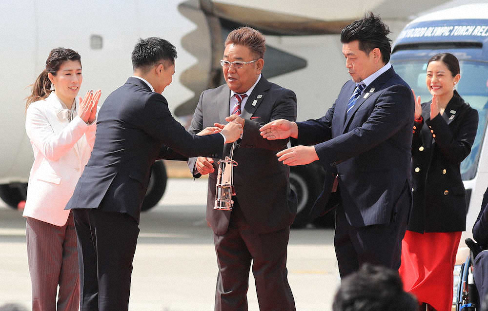 【画像・写真】聖火が松島基地到着　強風で五輪シンボルが…橋本五輪相の到着遅れるハプニングも