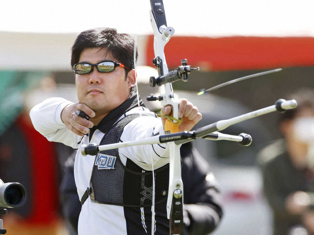 東京五輪代表2次選考会で矢を放つ古川高晴