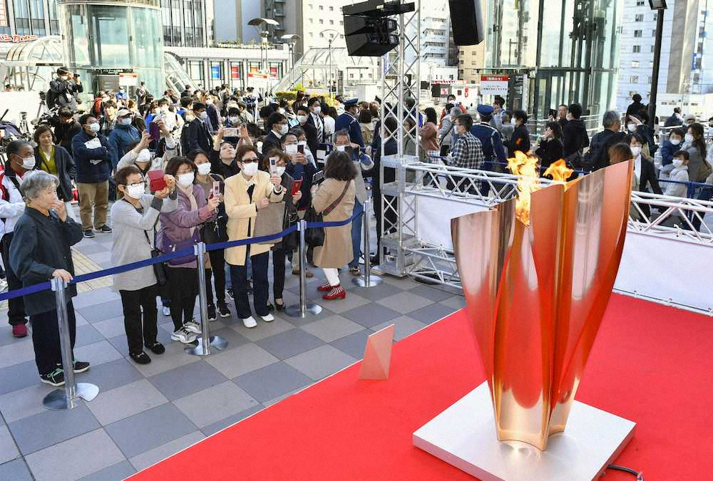 JR仙台駅で公開された東京五輪の聖火を見る大勢の見物客