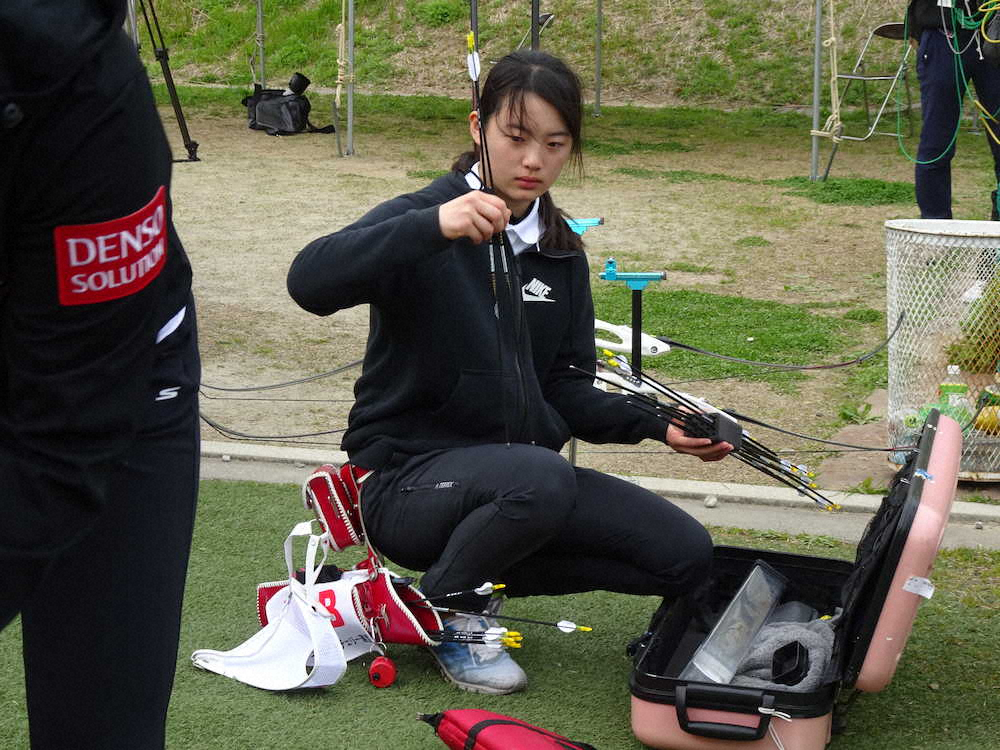 アーチェリーの日本代表2次選考会で落選した園田稚は目を赤くしながら道具を片付ける