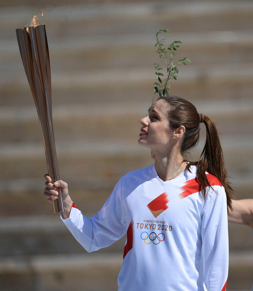 聖火のトーチを持つ、リオ五輪陸上女子棒高跳び金メダルのエカテリニ・ステファニディ（AP）