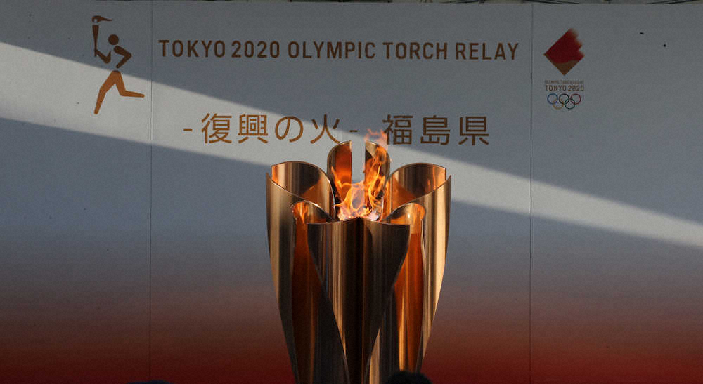 24日、復興の火」として福島市で展示された東京五輪の聖火（撮影・西海健太郎）