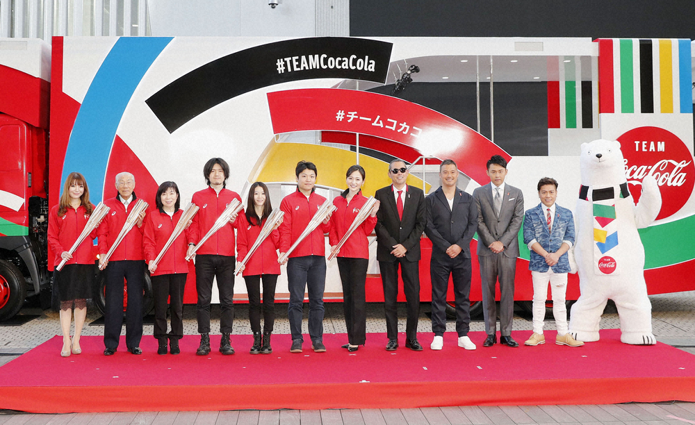 2月12日、イベントに登場した矢崎氏（左から2人目）ら東京五輪聖火リレーのランナー