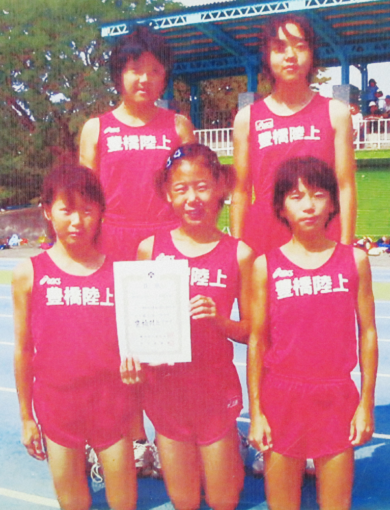 小学生時代に400メートルリレーメンバーとして活躍した鈴木亜由子（前列右）