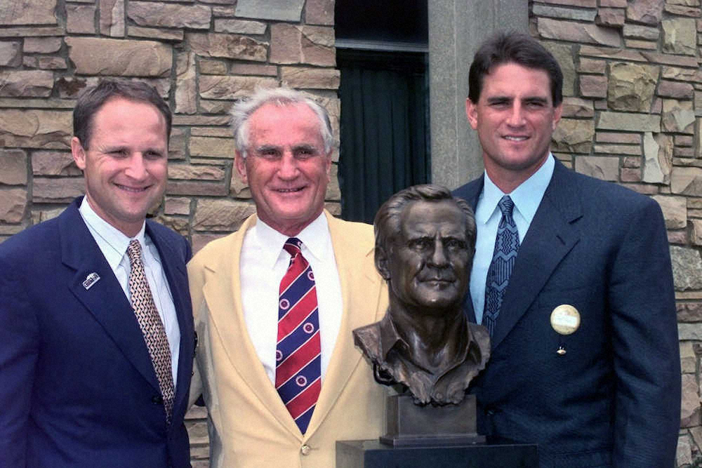 1997年に殿堂入りを果たしたときのシューラ氏と２人の息子。左が元ベンガルズのデーブ・シューラ氏（AP）