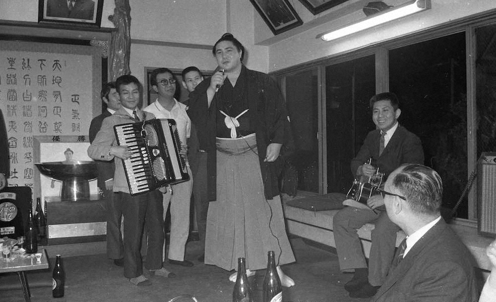 1969年夏場所千秋楽で30度目の優勝を飾り気持ちよさそうに歌う横綱・大鵬