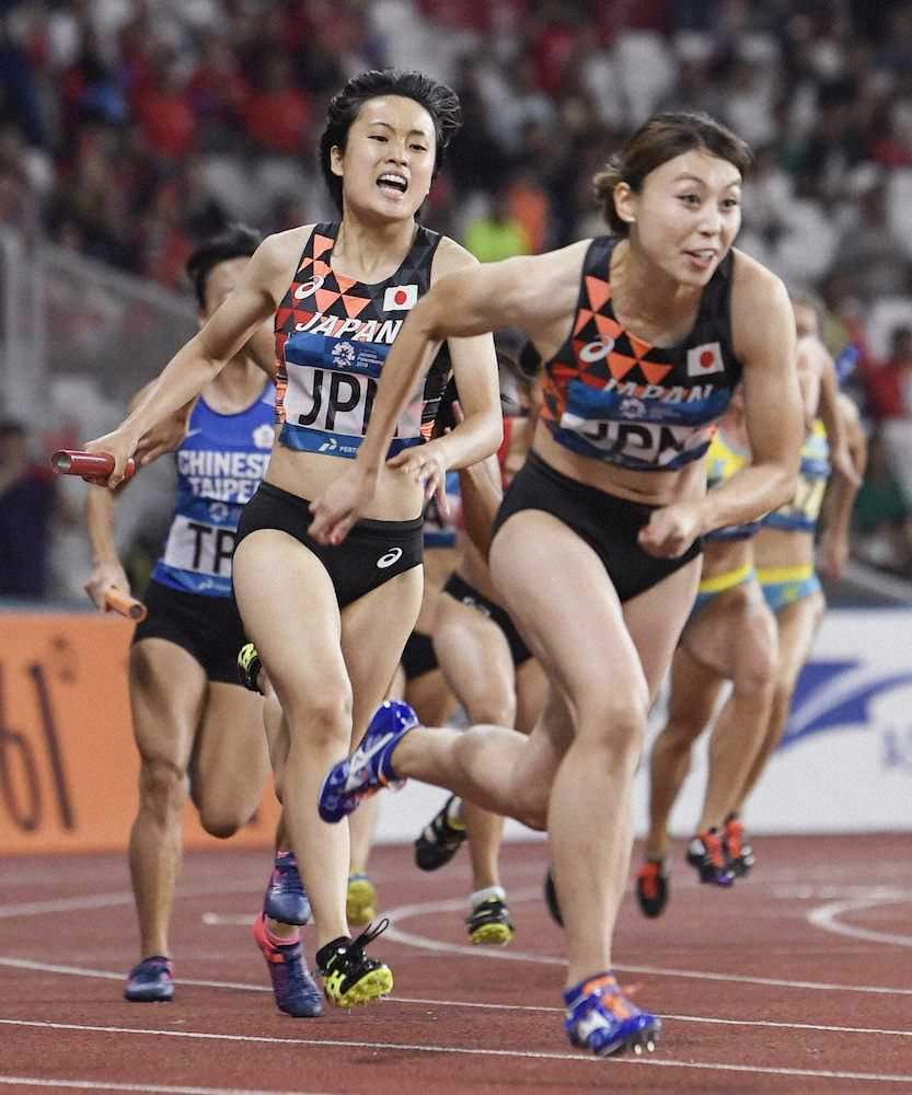 18年ジャカルタ・アジア大会、女子400メートルリレー決勝で第1走者を務めた御家瀬（左）