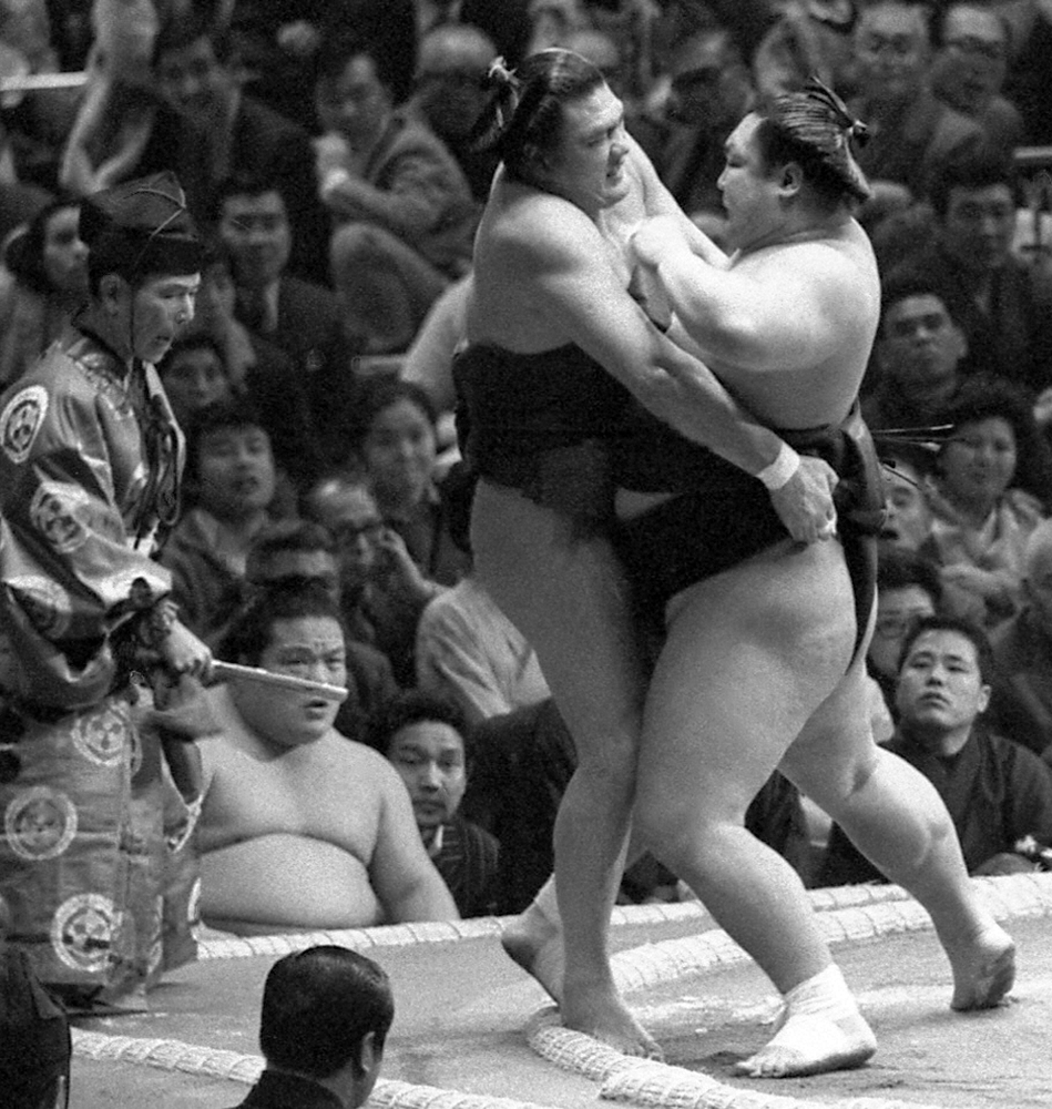 1974年1月6日、大相撲初場所初日。横綱・輪島(中)を寄り切りで破る関脇・北の湖