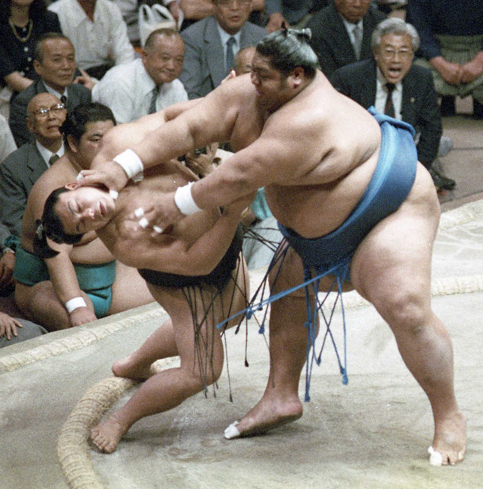 1987年5月21日、大相撲夏場所12日目。横綱・千代の富士（左）を押し出しで破る関脇・小錦