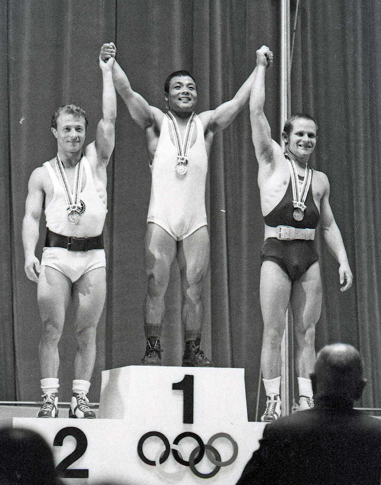 1964年、東京五輪の重量挙げで金メダル1号に輝いた三宅義信氏（中央）