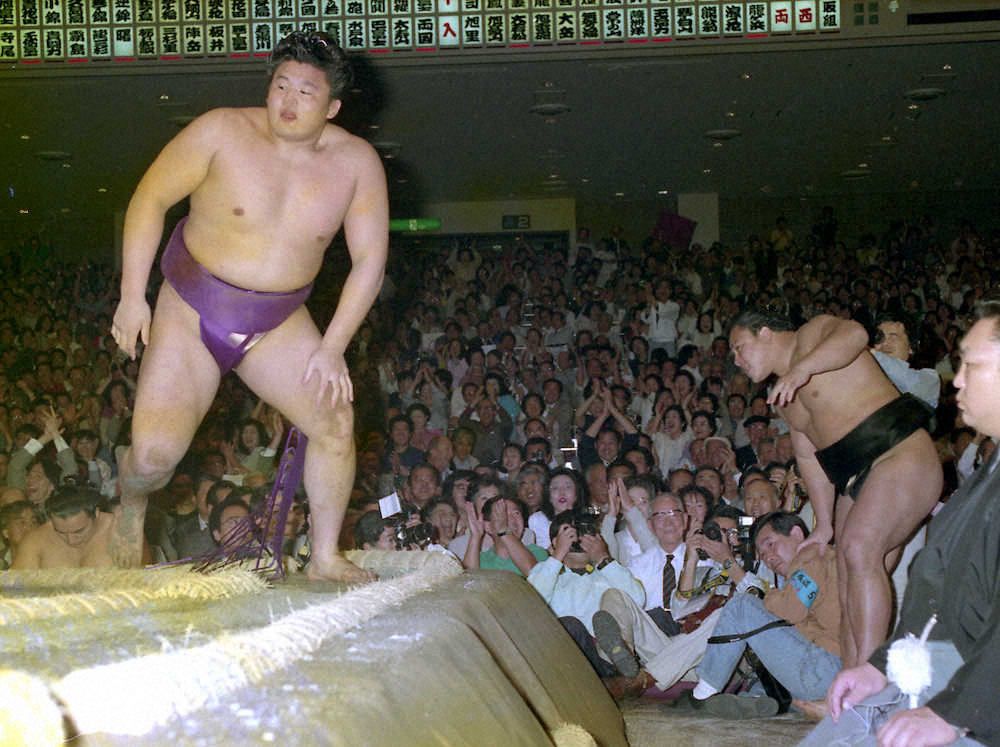 1991年5月12日、大相撲夏場所初日。横綱・千代の富士（右）を寄り切りで破る西前頭筆頭・貴花田