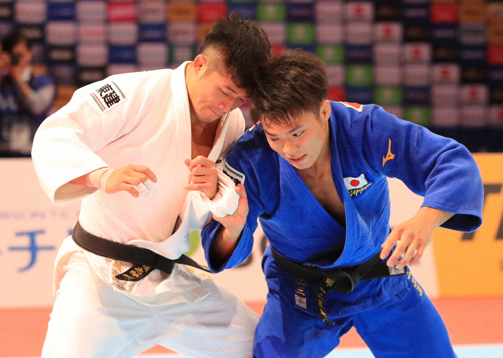 東京五輪柔道の男子66キロ級代表の座を争う阿部（右）と丸山