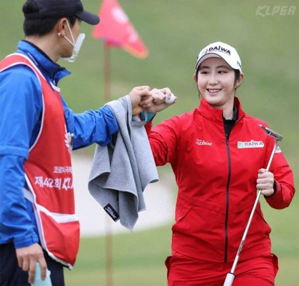 ＜韓国女子プロ選手権＞2日連続で首位を守ったペ・ソンウ（右）