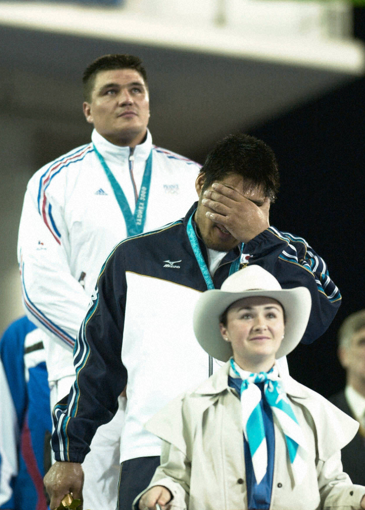 シドニー五輪で銀メダルに涙する篠原（中央）。後方が金メダルのドイエ