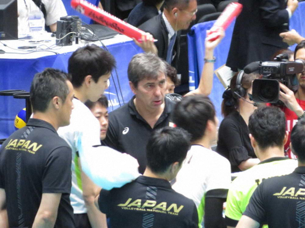 戦略担当のコーチとして中垣内監督（手前左）の下、バレー男子代表を指導するすブラン・コーチ（中央）　　　　　　　　　　　　　　　　　　　　　　　　　　　　　　　　