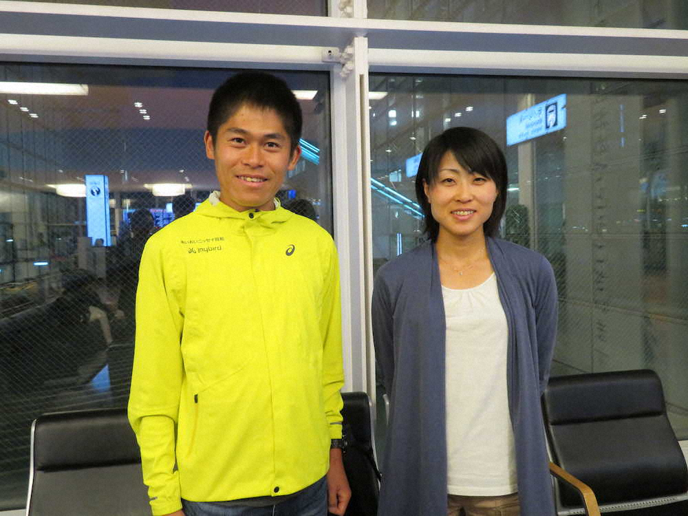 19年5月のバンクーバーマラソンでアベックVを達成後、帰国した羽田空港で取材に応じた川内（左）と侑子さん