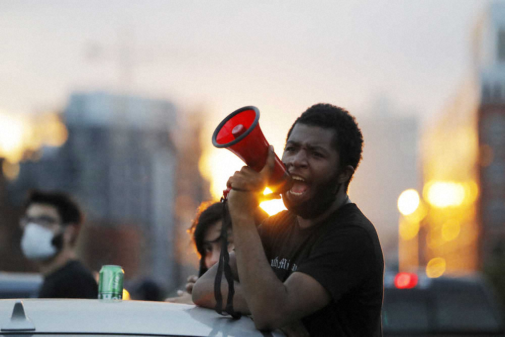 ミネアポリスでのデモに参加した黒人男性（AP）