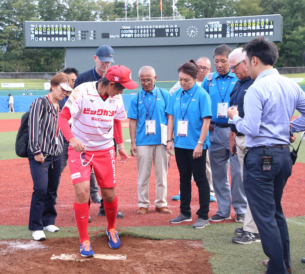 昨年のソフトボールのテスト大会。福島・あづま球場で日本代表の上野由岐子が組織委にマウンドの改善点を伝える