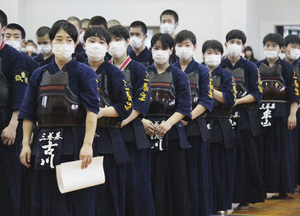 開幕した佐賀県の高校総合体育大会の代替大会で剣道女子団体を制し、マスクを着用して表彰式に臨む三養基高の部員